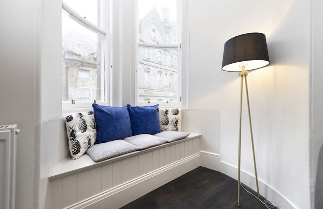 JOIVY Iconic Cockburn Street 4 Bedroom Apartment: Heart of Old Town - Foto 85