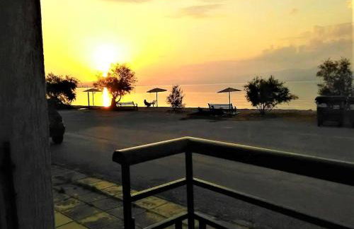 MODERN GROUND FLOOR APARTMENT ON the PEBBLES - Foto 1