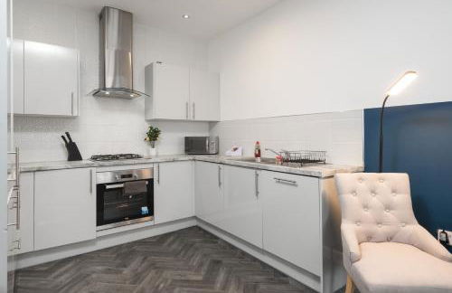 Huge Apartment - 8 Beds - Free Parking - Long Stays! - Foto 32