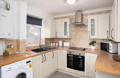 Spacious - 3 Bed - Free Parking - by Holiday Homes - Foto 16