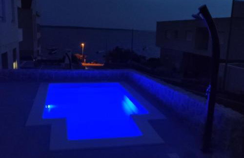 Dolphin view with a pool by the beach - Foto 16