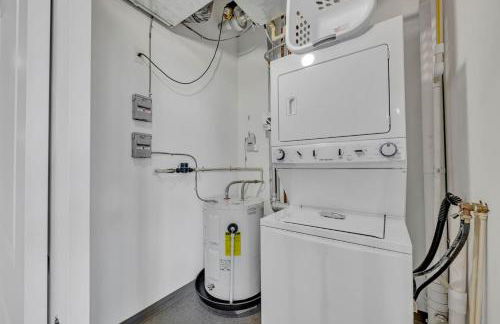 Modern Condo w/ Cathedral Views in Great Location - Foto 27