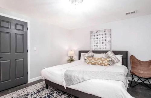 Waterfront Retreat with Spectacular Interior, Jacuzzi and Game Room in NC - Foto 75