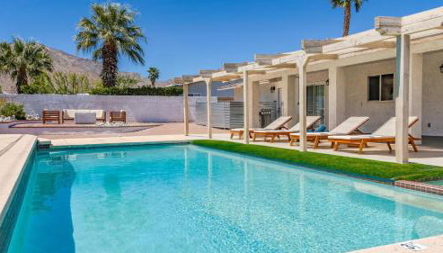 Spacious home with pool, fireplace, outdoor deck - Foto 2