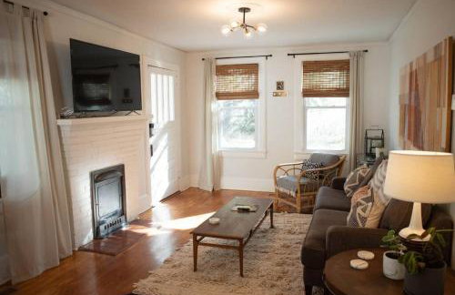 Cozy Blue Door Farmhouse - Photo 5