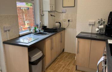 Large Traditional, Sleeps 8, 2 baths, Train, Tram, Pubs, Hucknall - Foto 7