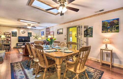 Campbell Retreat in Maggie Valley with Deck! - Foto 8