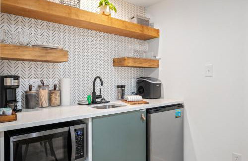 Couples Retreat with Hot Tub, Beach Cruisers, Spa Bath - Foto 14