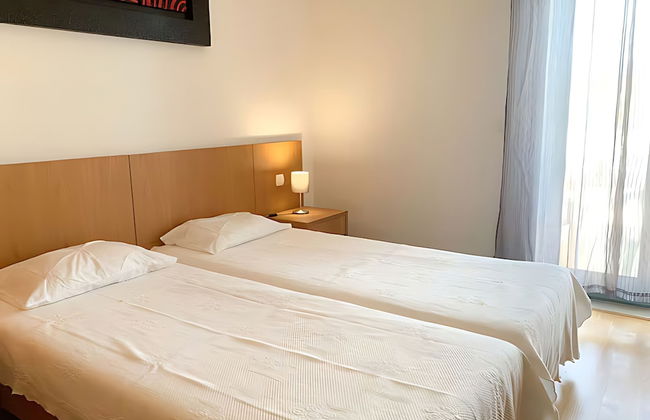 Marina View 1 Bedroom Apartment w Swimming Pool - Photo 7