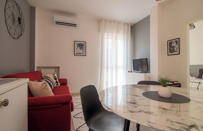 Grey House - Photo 10