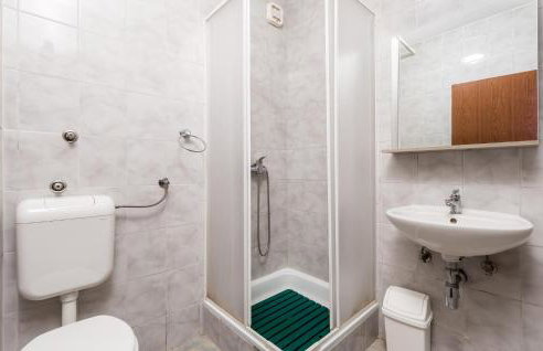 3 Bedroom Cozy Apartment In Prizna - Photo 31