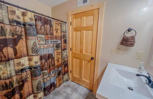 The Lodge at Hocking Hills - 2 Hot Tubs - 6 acres - Lake access - Photo 15