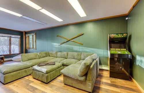 Resort-Style Community! Quechee Chalet with Deck - Foto 35