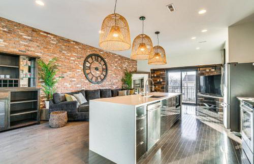 Stylish Omaha Home with Balcony - 2 Mi to Downtown! - Foto 10