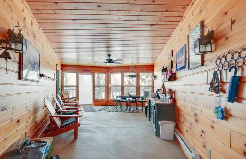 Lakefront Tomahawk Getaway with Deck and 2 Fireplaces! - Foto 25