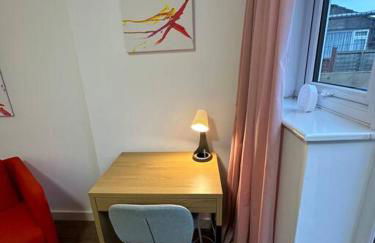 Garden Apartment with free Parking and EV - Foto 5