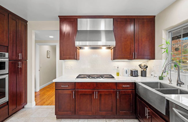 Luxury Estate With Sparkling Pool & Elegant Amenities - Foto 27