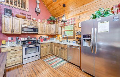 Cozy Couples Getaway with Hot Tub Fox Ridge Cabin - Foto 6