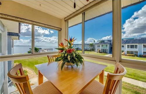 Gorgeous 2 Bedroom Waterfront Condo - Foto 2