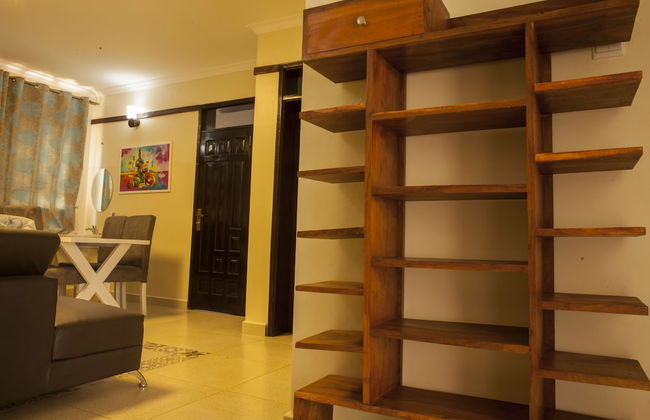 Three Bedroom art themed apartment - Photo 18