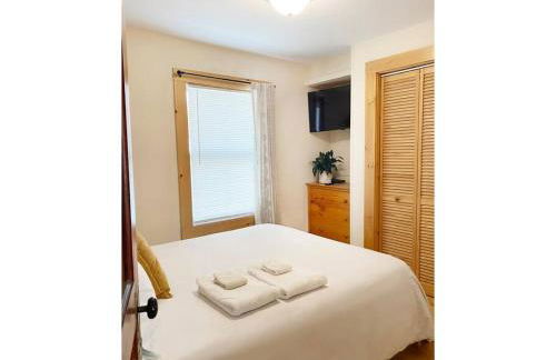 Cozy 3 Bedroom Getaway with Hot Tub - Foto 5