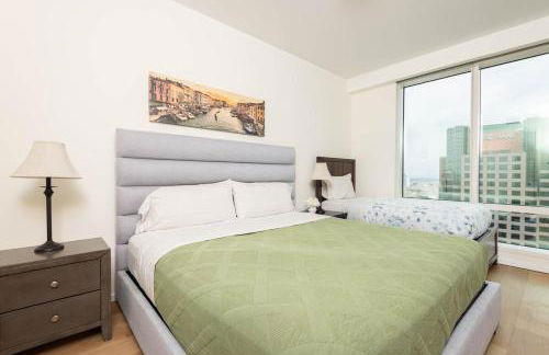 Snug 3BR HighRise with Pool, Spa & Rooftop Views - Foto 3