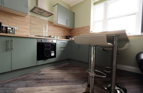 Modern Comfort 4 Bedrooms and Great Location - Foto 17