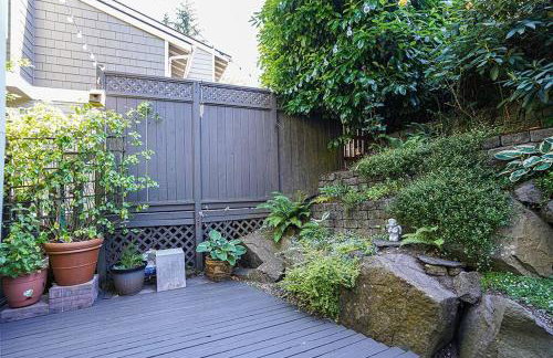 Sunlit contemporary Bellevue Home w a Lush Garden - Foto 27