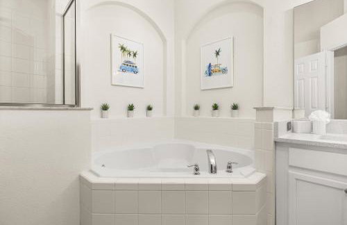 654- Newly Renovated Fabulous 4-Bedroom Pool Home in Watersong Resort, Game Room, Theater Room and More - Foto 46