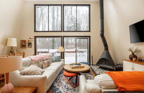 3Br 2Bath Midcentury Ski Chalet with Hot Tub & Kids' Loft - Photo 5