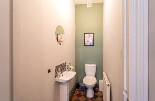 4 Bedroom Stylish House in Redditch - Free Parking - Photo 38