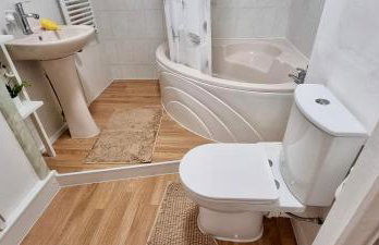 Friendly family apartment comfort sleep 6 close to tube bus airport - Foto 2