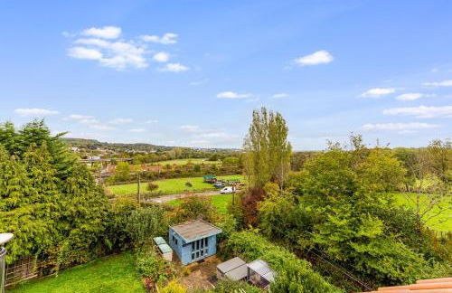 Whimsical Countryside Escape with Sprawling Garden - Foto 39