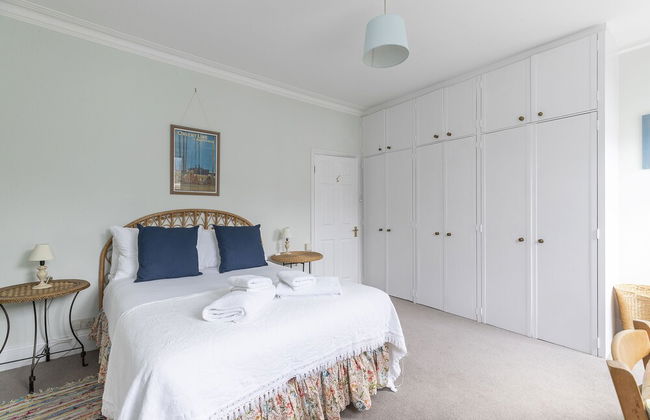 JOIVY Charming 3 bed house with a rooftop terrace - Photo 7