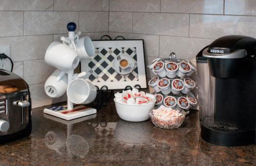 Cozy condo with yard and patio. Long-stay discount available - Foto 35