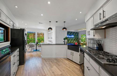 Garland Treehouse Villa: Patio Feasts & Creekside by Vacation Your way - Foto 20