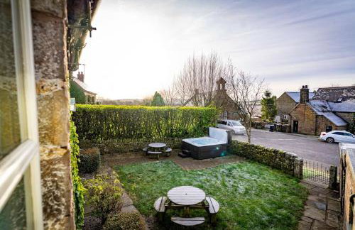 School House, cosy cottage for 12 with hot tub in the Peak District - Photo 54