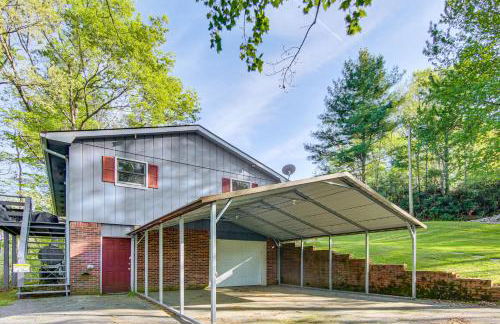 1 Mi to Pisgah Natl Forest Wooded Haven with Deck - Foto 22