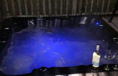 Caravan with hot tub at Tattershall lakes - Foto 23