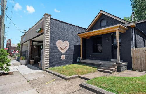 Unique Black Home in the Heart of Shelby Park - Foto 68