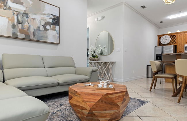 Modern Ground flr Condo 1/2 Block to Beach w Pool! - Foto 14