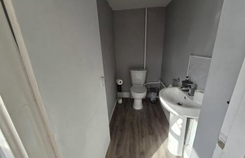 2ndHomeStays- Willenhall-A Serene 3 Bed House with a Garden View-Suitable for Contractors and Families-Sleeps 9 - 7 mins to J10 M6 and 21 mins to Birmingham - Foto 42