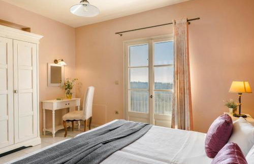 Nikolas by Vintage Travel - Photo 12