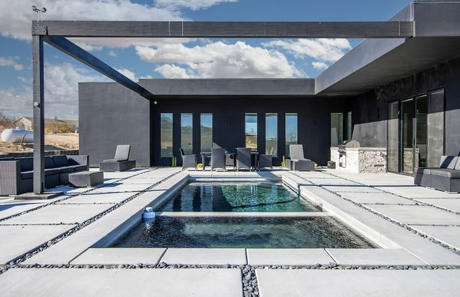 Luxe Modern Escape w Pool Hot Tub Firepit Desert View Lassen by Avantstay - Photo 1