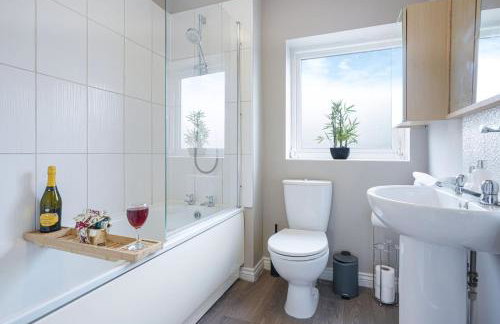 Charming House - Close to Shops & City Centre - Free Parking, Self-Check-In, Fast WiFi & Smart TV with Netflix by Yoko Property - Foto 15