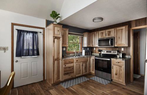 Cozy cabin w hot tub fire pit & ski access - Foto 15