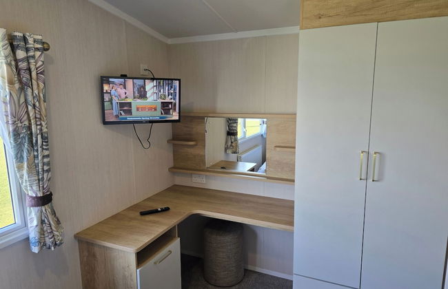 3 Bed-sleeps 8-free Parking-5 Min to Beach - Photo 3