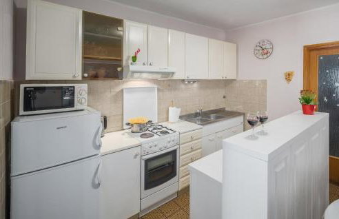 Amazing Home In Erzisce With Jacuzzi - Foto 18