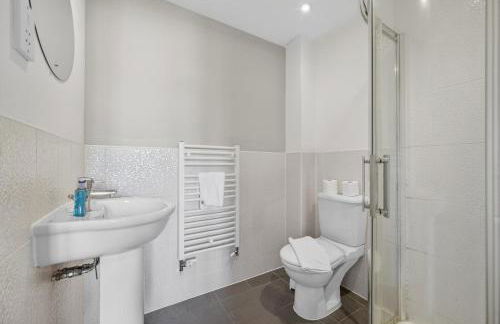 Spacious 4BR Newport Home - Ideal for Families & Groups - Foto 32