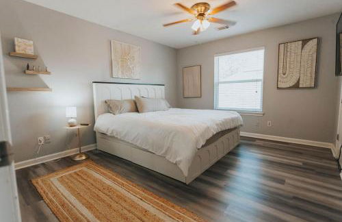 Beautiful Updated Home with Pool - Foto 28